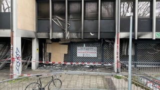 Eine abgebrannte Hausfassade im Freiburger Stadtteil Oberau. 