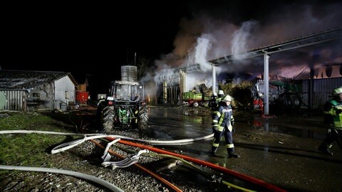 Rauchschwaden ziehen aus einer Lagerhalle 