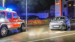 Ein Unfallfahrzeug steht auf der B3 neben einem Fahrzeug der Feuerwehr. 