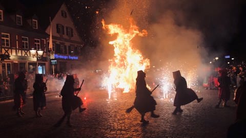 In Offenburg gab es am Abend der letzte Tanz um brennende Strohhexe 