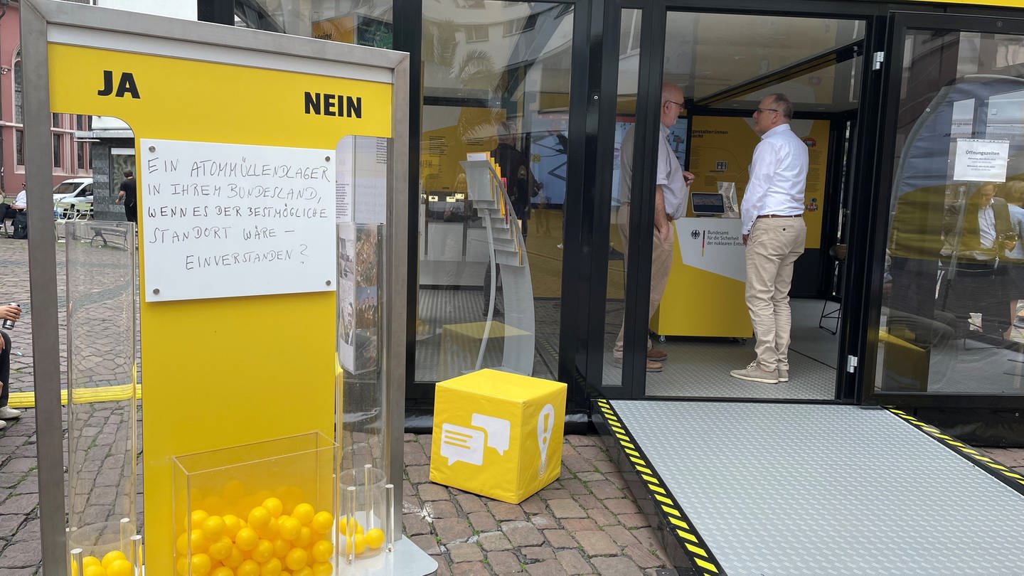 Das Infomobil zur Endlagersuche für radioaktiven Atommüll machte in Freiburg Station
