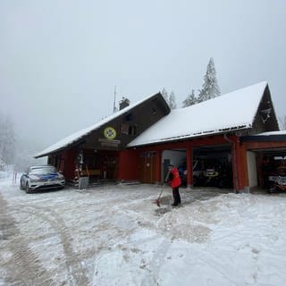 Ein verschneites Gebäude der Bergwacht.