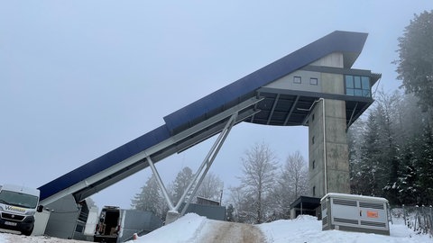 Vorbereitungen auf den Damenweltcup im Skispringen an der Schanze in Hinterzarten. Unter anderem wird die Schanze präpariert.