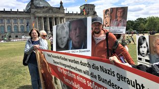 Christoph Schwarz vor dem Bundestag in Berlin: Seit Jahren kämpft er mit seinem Verein für eine Entschädigung der geraubten Kinder. 