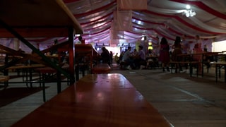 Das queere Oktoberfest fand in einem großen Festzelt mit Bühne statt. 