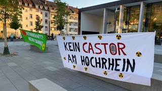 Vor der Stadthalle in Waldshut haben Demonstrierende Transparente angebracht. Auf einem steht "Kein Cator am Hochrhein".