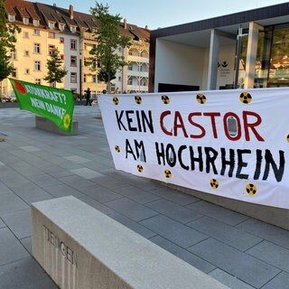 Vor der Stadthalle in Waldshut haben Demonstrierende Transparente angebracht. Auf einem steht "Kein Cator am Hochrhein".