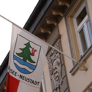 Eine Flagge weht vor dem Rathaus von Titisee-Neustadt.