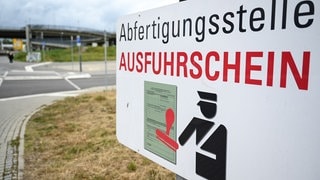 Ein Hinweisschild zur Abfertigungsstelle für Ausfuhrscheine 