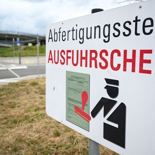 Ein Hinweisschild zur Abfertigungsstelle für Ausfuhrscheine 