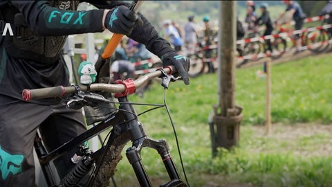 Skilift wird am Fahrradlenker eingehangen