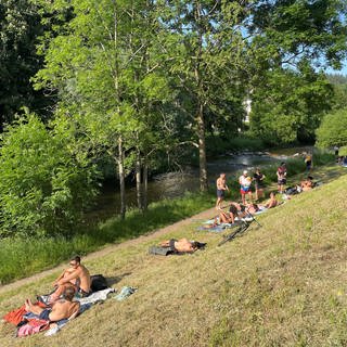 Urlaub vor der Haustür: Entweder im Gras chillen, Sonne tanken und die Seele baumeln lassen oder mutig in die Dreisam, abkühlen und dem Wasserrauschen lauschen - am langen Pfingstwochenende tummelten sich viele Sonnenanbeter und Badenixen an der Dreisam in Freiburg. 