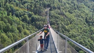 Viele Ausflügler haben am langen Pfingstwochenende die neue Hängebrücke in Todtnauberg getestet.