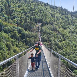 Viele Ausflügler haben am langen Pfingstwochenende die neue Hängebrücke in Todtnauberg getestet.