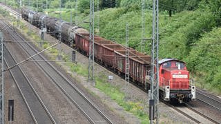 Ein Güterzug auf der Rheintalstrecke bei Offenburg.