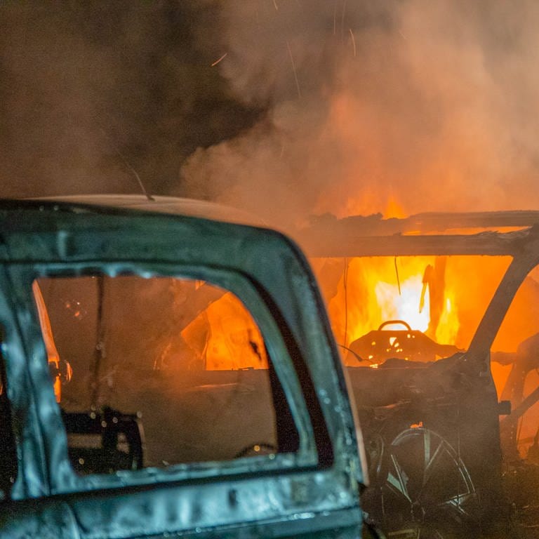 Mehrere Autos brennen in Autohaus bei Achern - Polize vermutet Serientäter