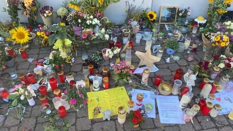 Blumen, Grablichter und Briefe an Ayleen, die Nachbarn, Freunde und Bekannte vor dem Rathaus in Gottenheim abgelegt haben. 