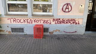 Ein Graffiti an einer Hauswand am Lederleplatz mit dem Text: "Bier, Schnaps, Lederleplatz"
