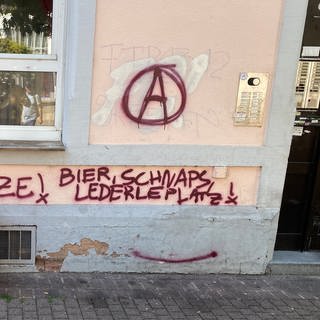 Ein Graffiti an einer Hauswand am Lederleplatz mit dem Text: "Bier, Schnaps, Lederleplatz"