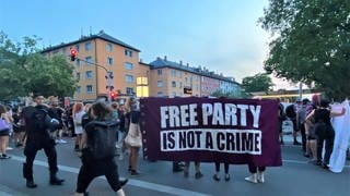 Nachttanzdemo in Freiburg: Der nicht genehmigte Demonstrationszug startete in der Dämmerung, Tausende schlossen sich an 