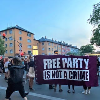 Nachttanzdemo in Freiburg: Der nicht genehmigte Demonstrationszug startete in der Dämmerung, Tausende schlossen sich an 