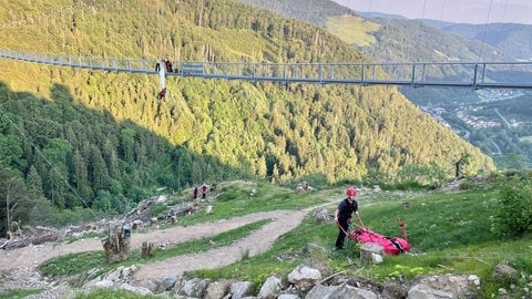 Die Bergwacht übt einen Einsatz an der Hängebrücke über den Todtnauer Wasserfall. An der Brücke hat sich eine Gleitschirmfliegerin mit ihrem Schirm verheddert.