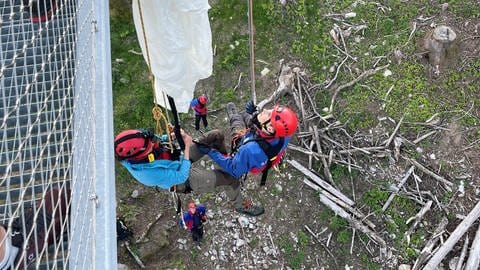 Die Bergwacht übt einen Einsatz an der Hängebrücke über den Todtnauer Wasserfall. An der Brücke hat sich eine Gleitschirmfliegerin mit ihrem Schirm verheddert.