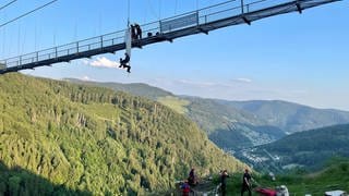 Die Bergwacht übt einen Einsatz an der Hängebrücke über den Todtnauer Wasserfall. An der Brücke hat sich eine Gleitschirmfliegerin mit ihrem Schirm verheddert.