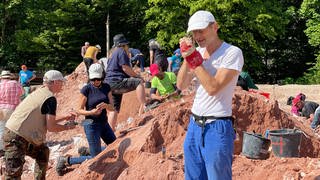 Mineraliensucher auf der großen Halde der Grube Clara