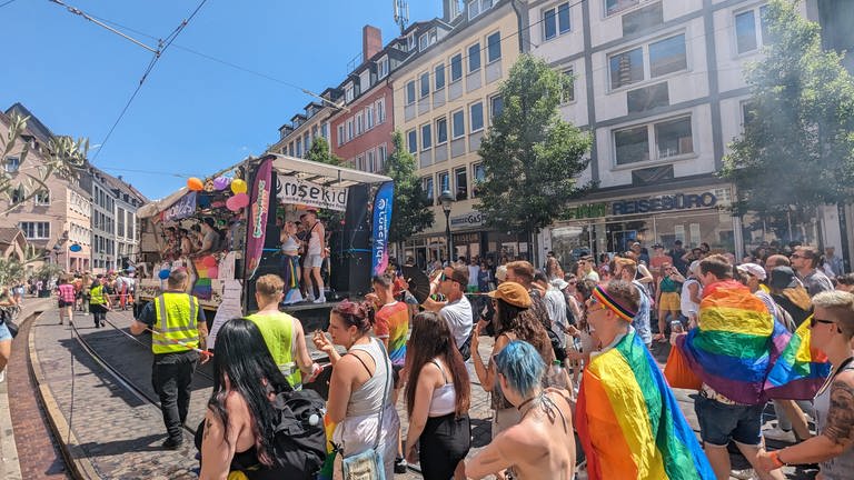 Viele Menschen zogen durch die Freiburger Innenstadt, viele hatten bunte Kleidung mit Regenbogenfarben an. 