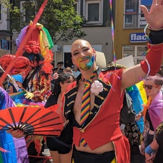 Viele Menschen zogen durch die Freiburger Innenstadt, viele hatten bunte Kleidung mit Regenbogenfarben an. 