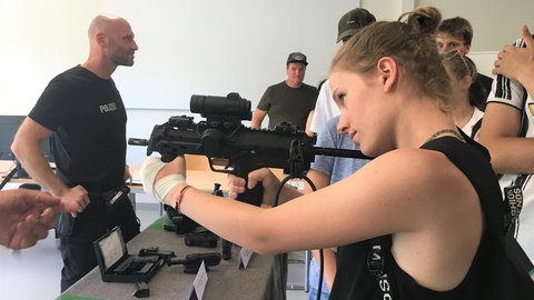 Franziska mit einer Heckler&Koch : "komisches Gefühl"