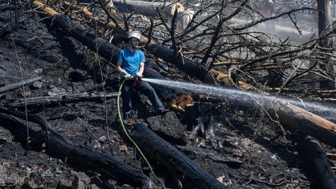 Die Waldbrandbekämpfung vom Boden aus dauert oft tagelang und ist für die Beteiligten kräftezehrend.