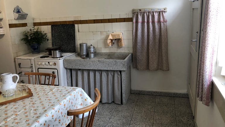 Die 1960er Jahre auf dem Land: Die Küche des Ortenauhauses zeigt, wie sich Altes und Neues vermischten. Neben dem Elektroherd stand in vielen Häusern noch ein alter Holzbefeuerter Ofen.