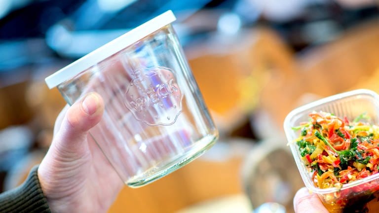 Weck-Glas mit Plastikdeckel gehalten von einer Hand (Foto: dpa Bildfunk, Christian Dittrich)