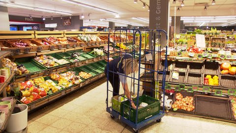 Obst- und Gemüseabteilung in einem Lebensmittelmarkt in Todtmoos
