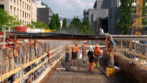 Baustelle im Sommer mit Bauarbeitern 