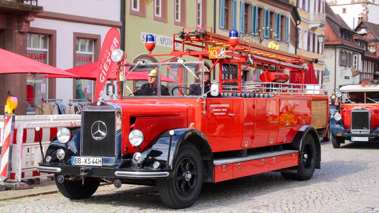 Historische Feuerwehrfahrzeuge in der Altstadt von Gengenbach