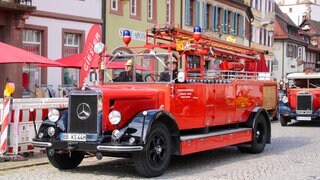 Historische Feuerwehrfahrzeuge in der Altstadt von Gengenbach