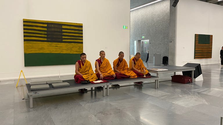 Tibetische Mönche fertigen im Kunstmuseum in Basel ein Kalachakra-Mandala aus farbigem Sand.