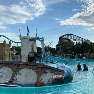 Die Wasserachterbahn "Atlantica SuperSplash" im Europa Park in Rust nach einem Unfall