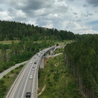 Eigentlich sollte hier schon seit Jahren eine zweite Brücke über das Gauchachtal gebaut werden. 