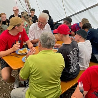 Winfried Kretschmann im Zeltlager mit Jugendlichen