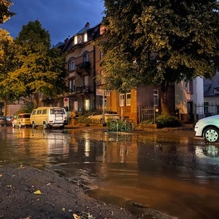 Wasser steht auf einer Straße