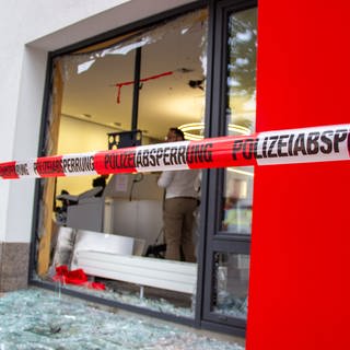 Unbekannte Täter haben einen Geldautomaten in Neuenburg am Rhein gesprengt.