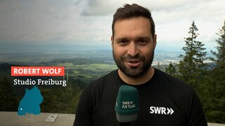 SWR-Reporter Robert Wolf moderiert den Livestream zur Windrad-Sprengung auf dem Schauinsland bei Freiburg.