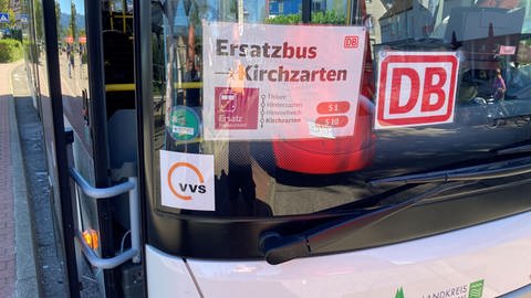 Bus mit Hinweisschild auf Schienenersatzverkehr im Höllental