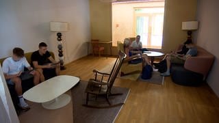 Die gymnasiale Oberstufe an der Alemannenschule in Wutöschingen nutzt Räumlichkeiten, die wie gemütliche Wohnzimmer aussehen, zum Beispiel für Gruppenarbeiten.