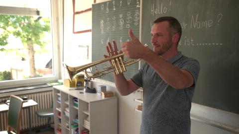 Musiklehrer Fabian Müller mit Trompete