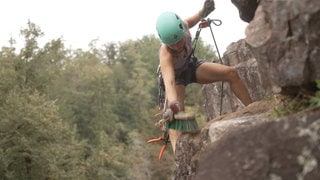 Kletterin beim Felsputzen in Albbruck